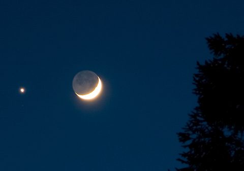 Earthshine - Earth Illuminates Moon with Ghostly Da Vinci Glow